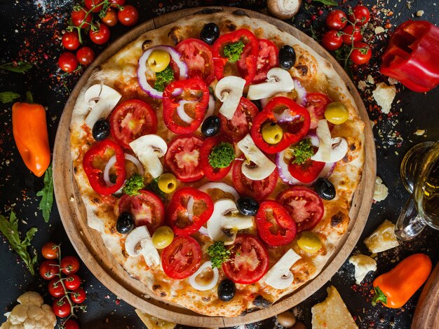 Photo primavera pizza.. healthy vegetable ingredients. delicious traditional italian food concept