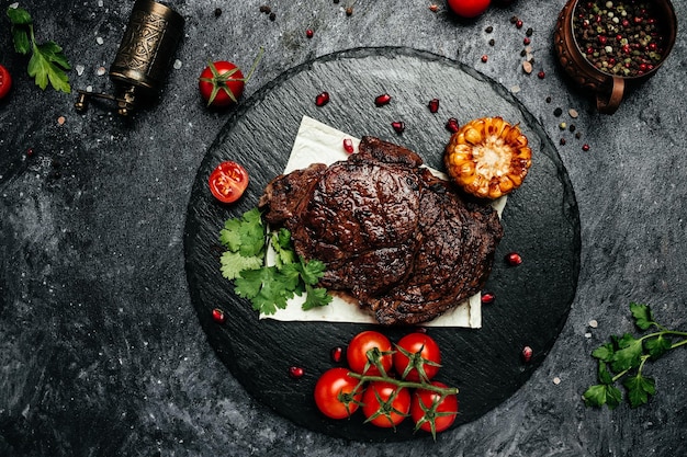 텍스트 상단 보기를 위한 옥수수와 체리 토마토 배너 메뉴 레시피 장소가 있는 Prime Black Angus Ribeye 스테이크