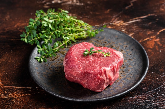 Prime Filet Mignon Biefstuk Gedroogd rauw ossenhaasvlees Donkere achtergrond Bovenaanzicht