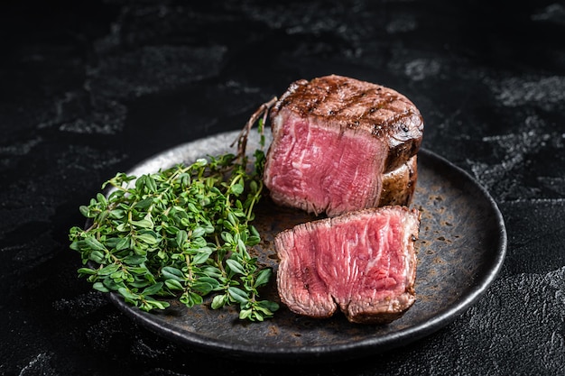 Prime Filet Mignon Steaks gegrild ossenhaasvlees Zwarte achtergrond Bovenaanzicht