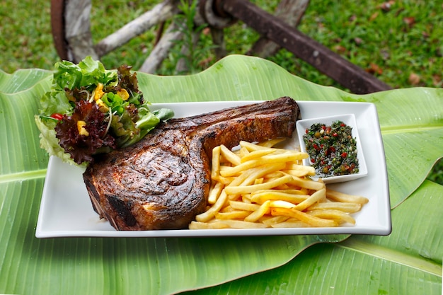 Prime rib con patatine fritte e insalata