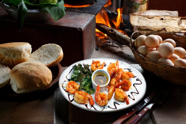 Prime rib con patatine fritte e insalata