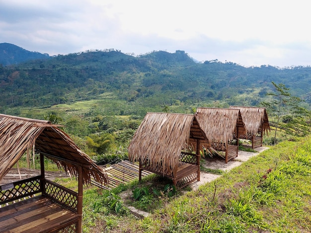 Foto cottage primitivo in montagne tropicali
