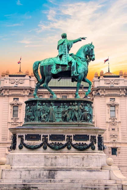 Prince Mihailo Monument op de achtergrond van het gebouw van het Nationaal Museum in Belgrado