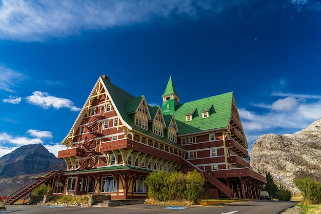 Prince of Wales Hotel in de ochtend van de herfst de zonnige dag. Monumenten in Waterton Lakes National Park. Alberta, Canada.
