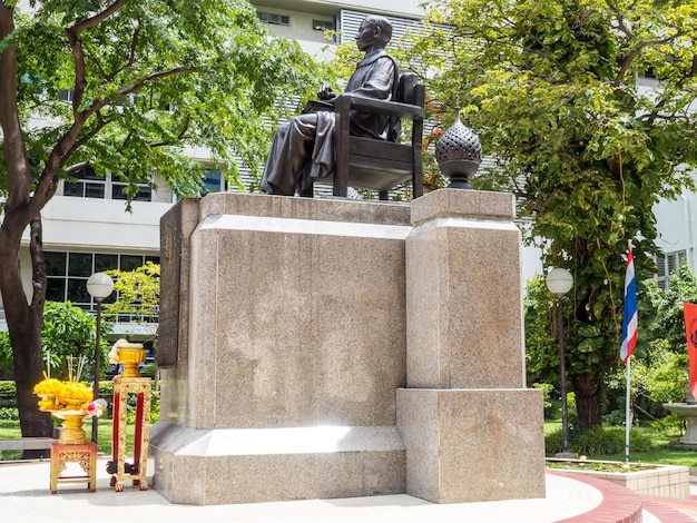 Photo prince songkhla memorial statue at center of siriraj hospital bangkok thailand