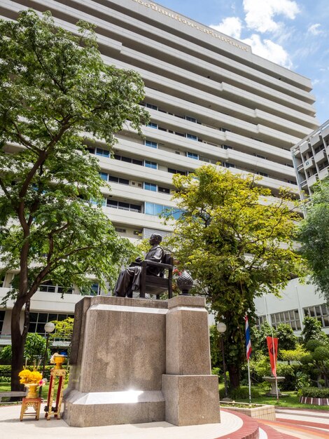 Мемориальная статуя принца Сонгкхла в центре больницы Сирирадж Бангкок, Таиланд