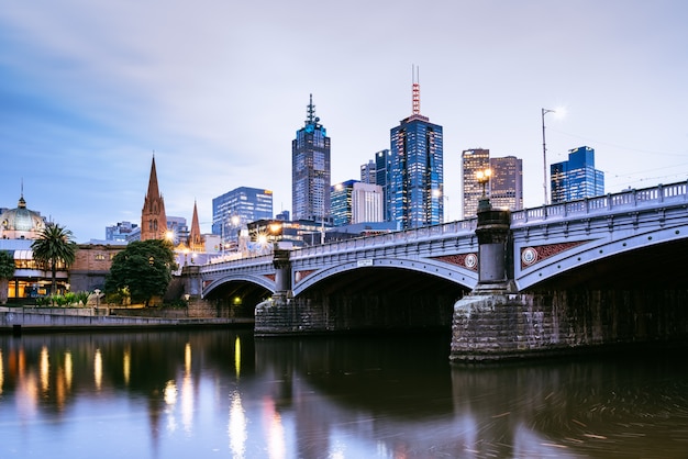 Foto princes bridge e gli edifici della città sul fiume yarra a melbourne, in australia la sera