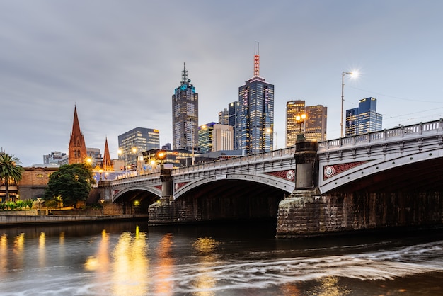 Foto princes bridge en stadsgebouwen aan de yarra river in melbourne, australië in de avond