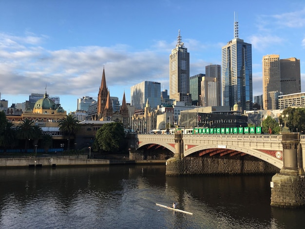 Photo princes bridge over yarra river by buildings against sky