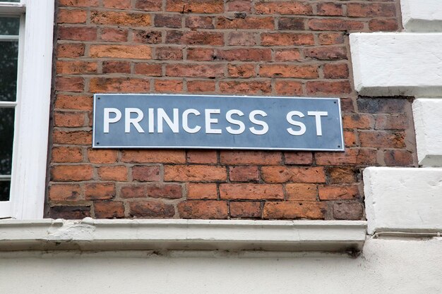 Знак улицы Принцессы на фасаде кирпичной стены