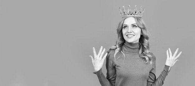 Photo princess woman with crown happy blonde woman with curly hair wear crown narcissism woman portrait