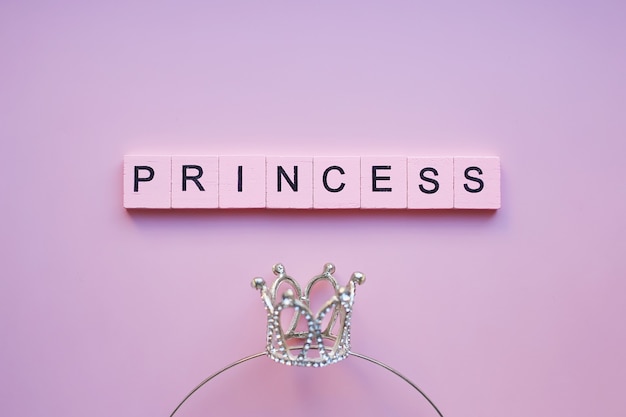 Фото Слово принцессы, изолированные на розовом