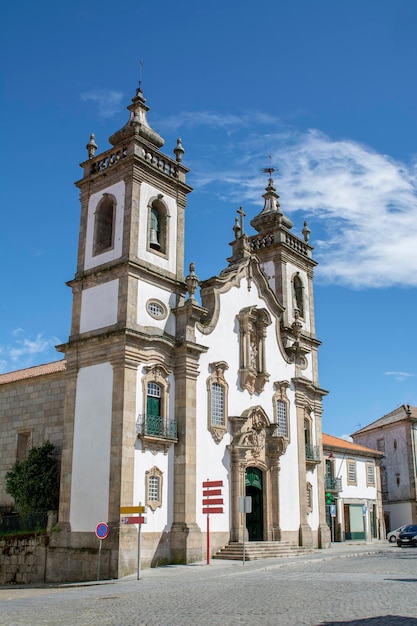 Главный фасад церкви Igreja da Misericordia в Гуарде, Португалия.