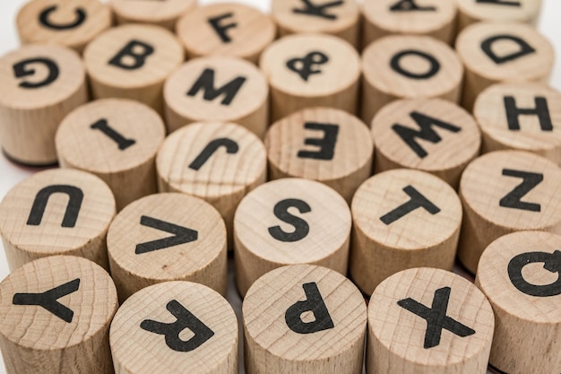 Печатные буквы на деревянных марках