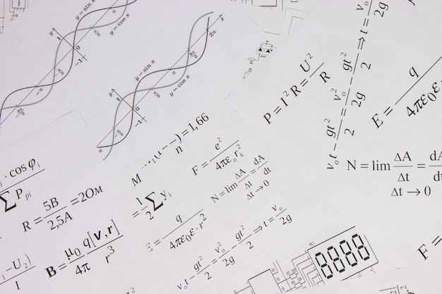 Фото Напечатаны на бумаге математические электрические формулы, графики и инженерные чертежи.