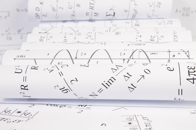 写真 紙の数式、グラフ、設計図に印刷
