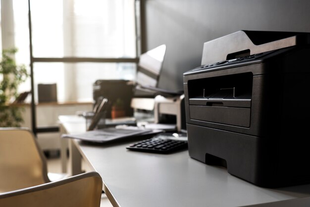 Printer aan het werk op bureau