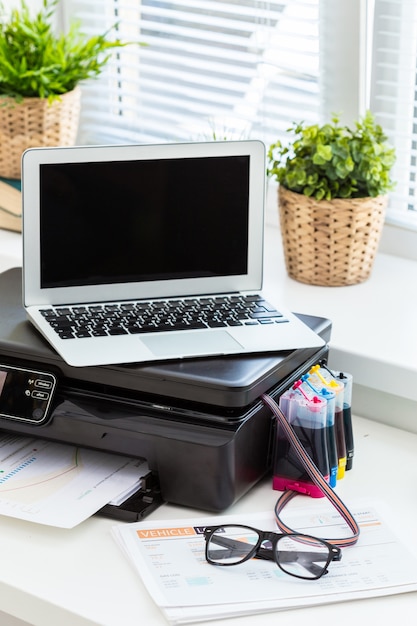 Stampante e computer. tavolo da ufficio