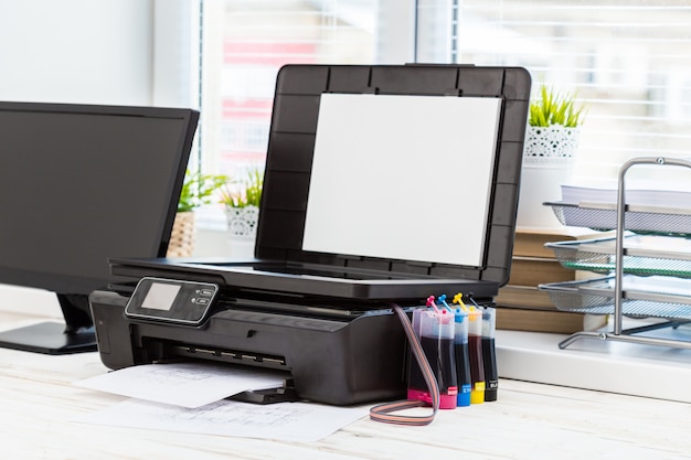 Printer en computer. Werk tafel