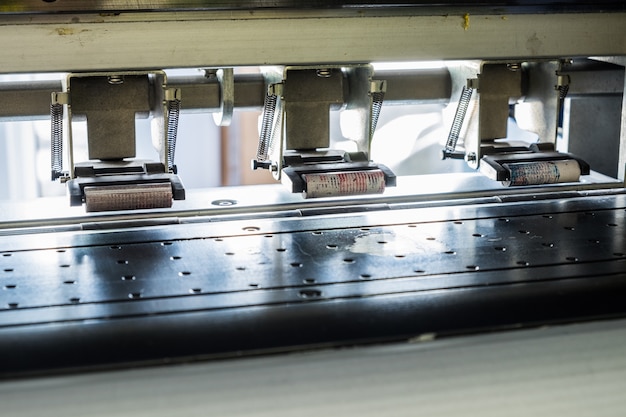 Принтер для струйной печати и фиксатор рельса