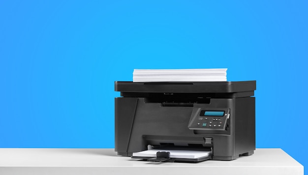 Printer kopieermachine op een fel gekleurde achtergrond