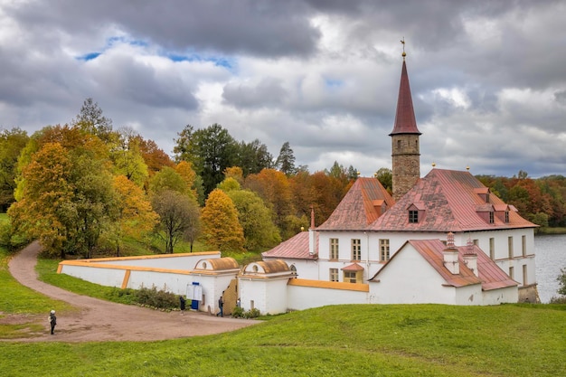 Priorijpaleis aan de oever van het Zwarte Meer op een herfstdag Gatchina Sint-Petersburg Rusland