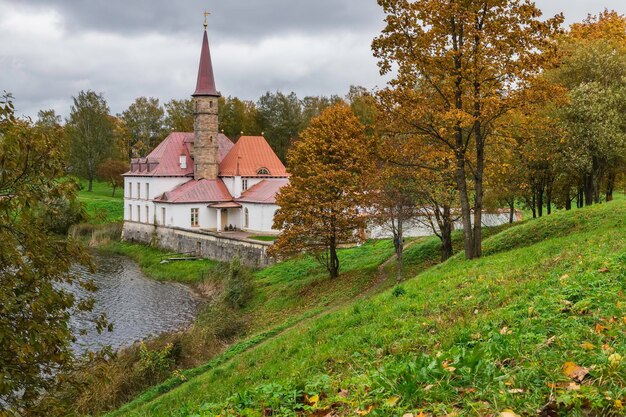 Priorijpaleis aan de oever van het zwarte meer op een herfstdag gatchina sint-petersburg rusland