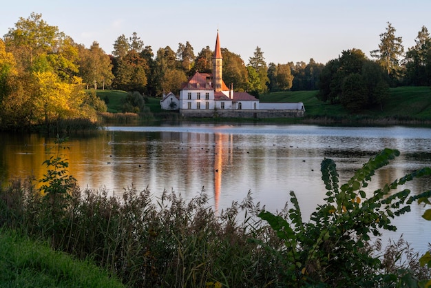 Priorijpaleis aan de oever van het Zwarte Meer van Gatchina, Sint-Petersburg, Rusland