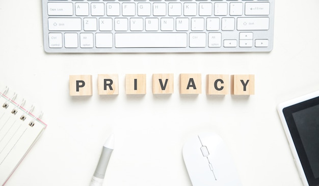 Privacy woord op houten kubussen. Zakelijk bureau