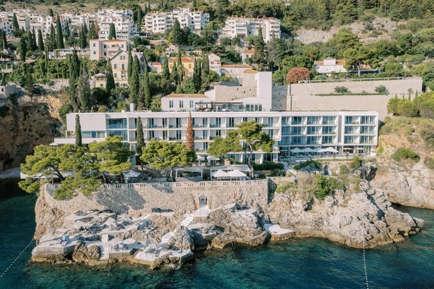 Photo private beach on the rocky seashore of the luxury hotel villa dubrovnik croatia