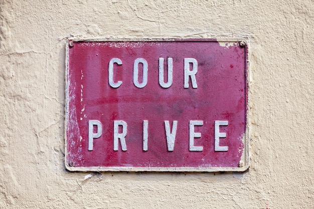 Private court sign in French