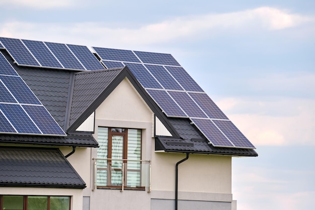 Tetto di una casa privata coperto con pannelli solari fotovoltaici per la generazione di energia elettrica ecologica pulita nell'area suburbana della città rurale concetto di casa autonoma