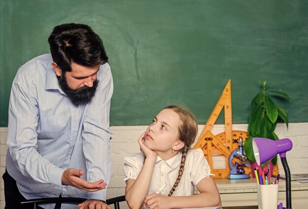 プライベートレッスン父親とのホームスクーリング教育スキル学校の先生と女子高生男性のひげを生やした教育学厳格な教育学ホームタスクの事務処理を行う疲れた子供はやる気のない研究を学ぶ