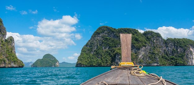 プライベートロングテールボートトリップクラビタイランドマーク目的地アジア旅行休暇ワンダーラストと休日のコンセプト