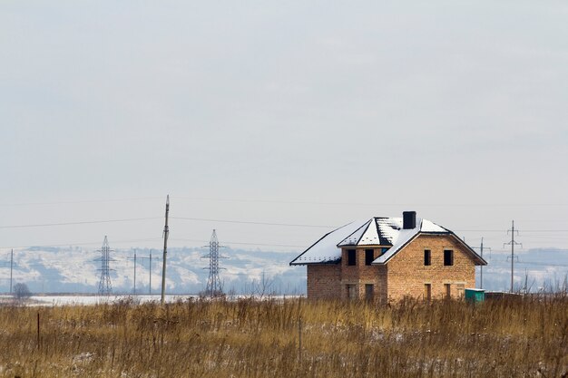 Foto casa moderna privata in costruzione in un campo in inverno