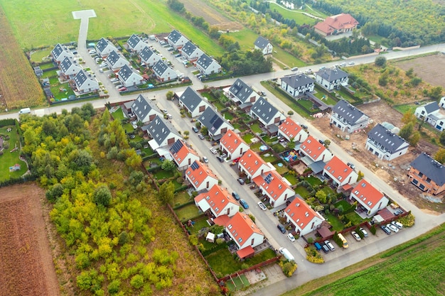 Photo private modern residential buildings from a height. private quarter with beautiful houses