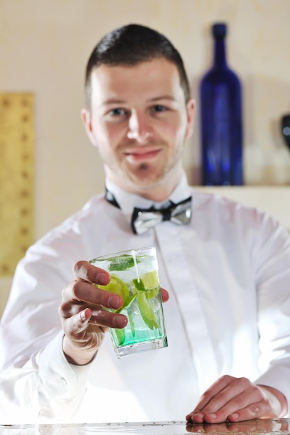 pro barman bereidt cocktaildrank voor en vertegenwoordigt het nachtleven en het concept van feestevenementen