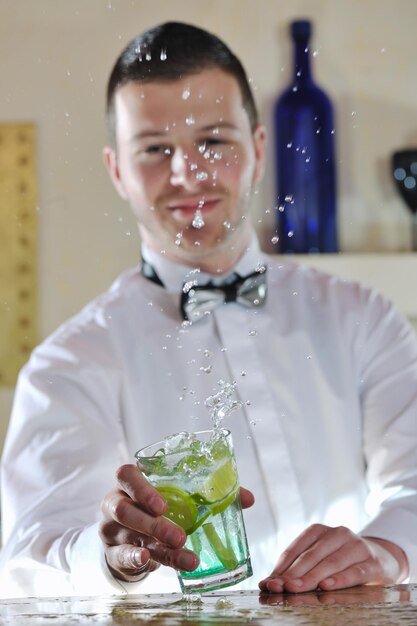 pro barman bereidt cocktaildrank voor en vertegenwoordigt het nachtleven en het concept van feestevenementen