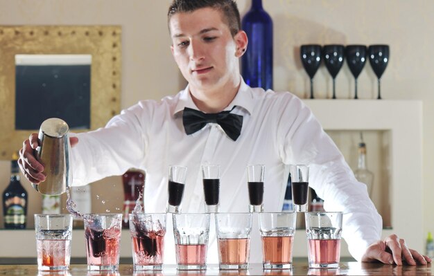 Foto il barman professionista prepara un cocktail e rappresenta la vita notturna e il concetto di evento di festa