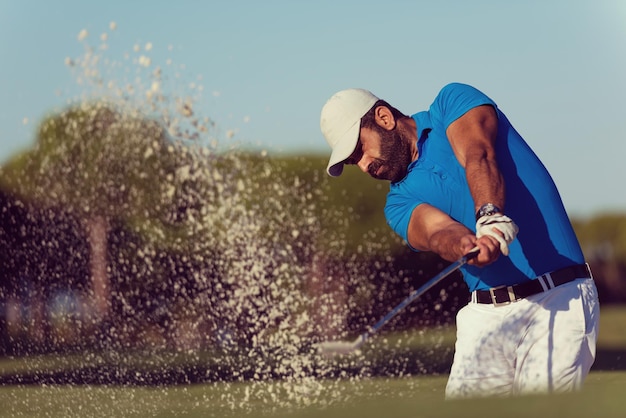 pro golfspeler schoot de bal uit de zandbunker op de baan