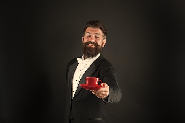 Probeer de beste koffie in je leven Man bebaarde hipster bereide koffie Koffie drinken Zakenman geniet van koffiepauze Voorbereiding van cafeïnedrank Cafe-apparatuur Koop hele geroosterde arabicabonen