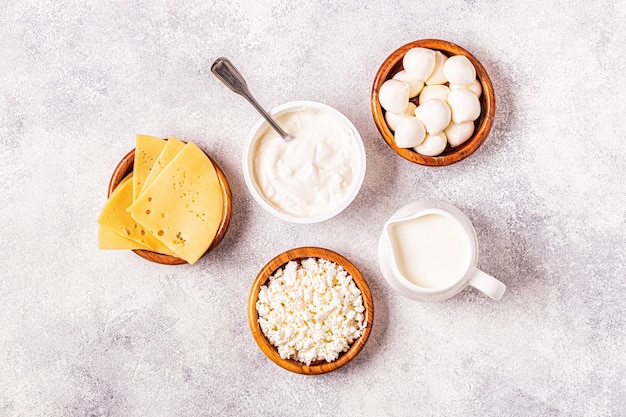Фото Пробиотики кисломолочных продуктов - йогурт, кефир, творог, сыр моцарелла и гауда.