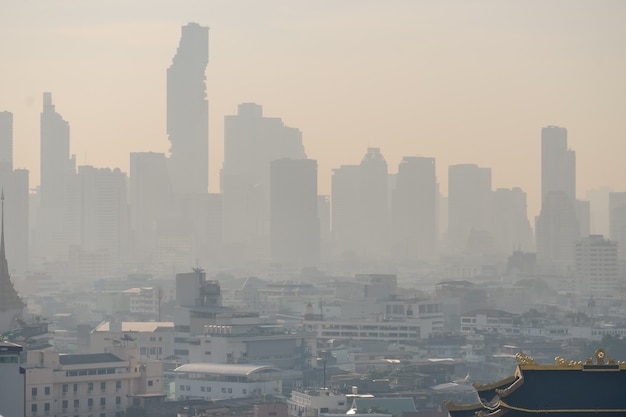 Foto probleem met luchtverontreiniging op gevaarlijke niveaus met pm 2.5-stof, smog of nevel, slecht zicht in de stad bangkok, thailand