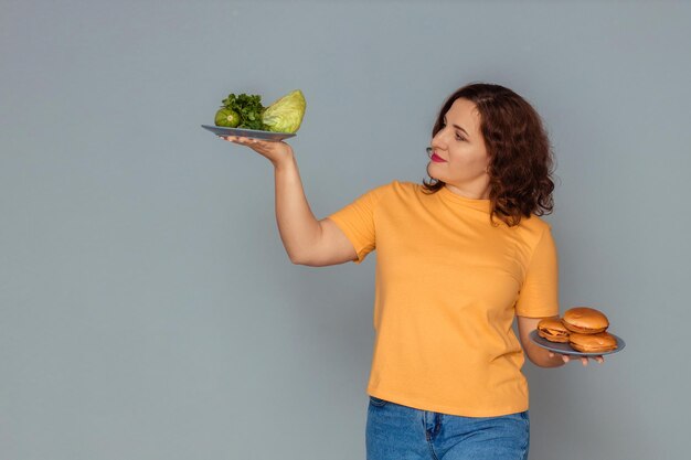 probleem van gewichtsverlies en gezond eten portret van een tevreden glimlachende vrouw in een geel t-shirt