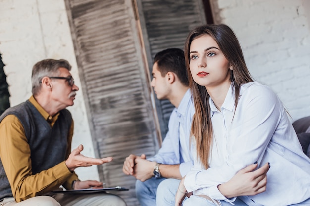 Problemen in familie. Leuk aangenaam jong stel dat hun problemen bespreekt en ruzie heeft