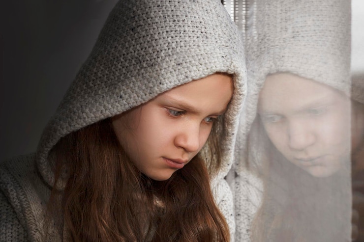 Problemen met tieners Depressief ongelukkig verdrietig stress tiener kijkt naar het raam Teen Negatieve gedachten