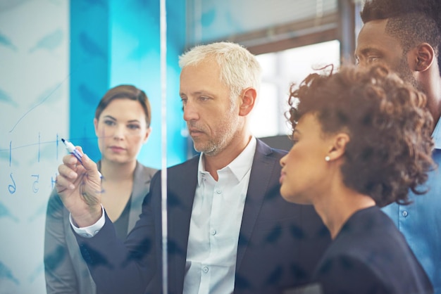 Problemen oplossen door teamwork en professionaliteit Shot van een groep collega's die een brainstormsessie op het werk heeft