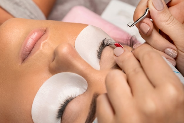 Photo procedure of eyelashes extension