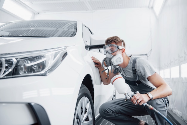 The procedure of painting a car in the service center.